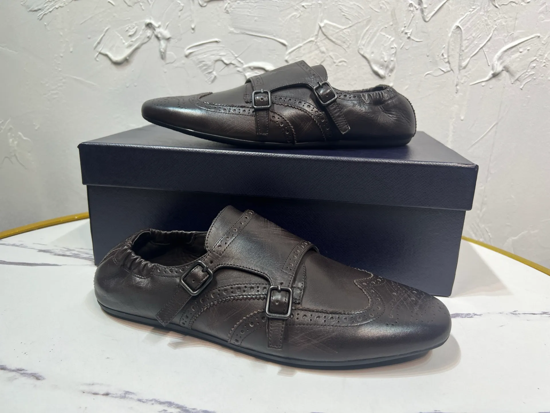 P820 ​​prada derby2025 spring and autumn latest Prada slip-on retro men's leather shoes, Shuffle double buckle strap Monk shoes, upper cowhide, lining and foot cowhide, rubber sole, original packaging black and brown 2 colors, code number: 39-46